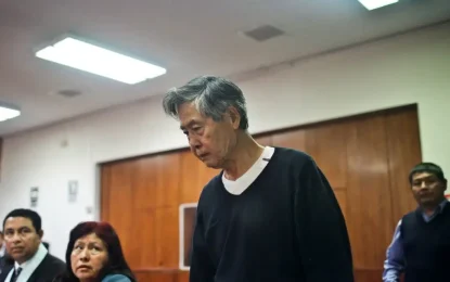 El expresidente de Perú (1990-2000) Alberto Fujimori llega a una audiencia en un tribunal de Lima el 17 de octubre de 2013. Foto Afp