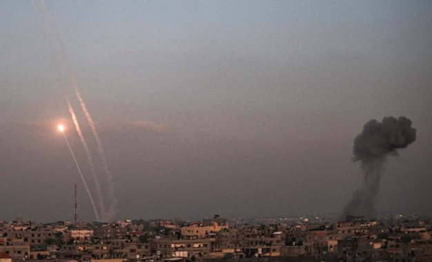 Militantes palestinos disparan cohetes hacia Israel, luego del fin de la tregua. Foto: Afp